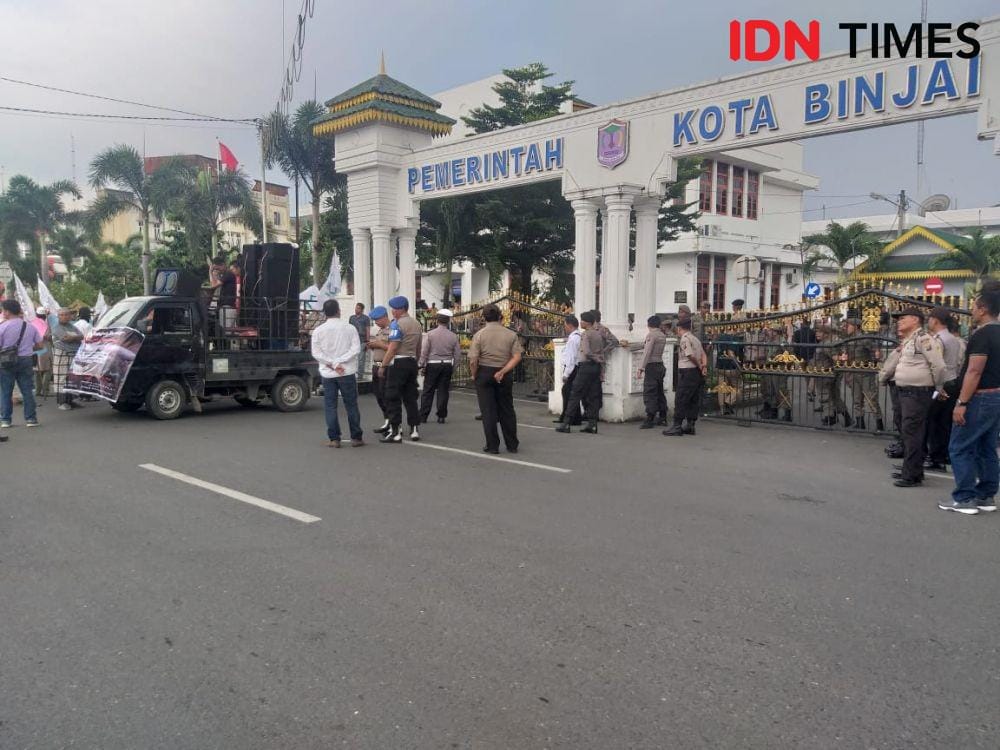 Aksi solidaritas untuk muslim Uighur dan mengecam praktik judi narkoba di Pemko Binjai (IDN Times/Bambang Suhandoko)