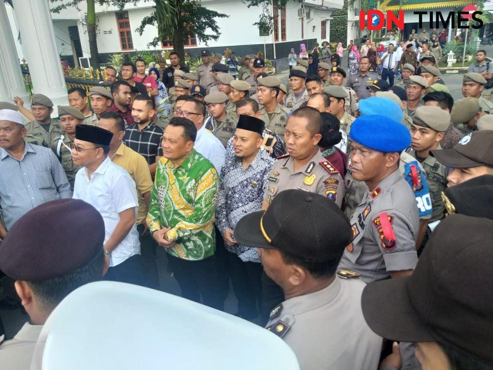 Wali Kota Binjai (baju putih) menerima massa aksi (IDN Times/Bambang Suhandoko)