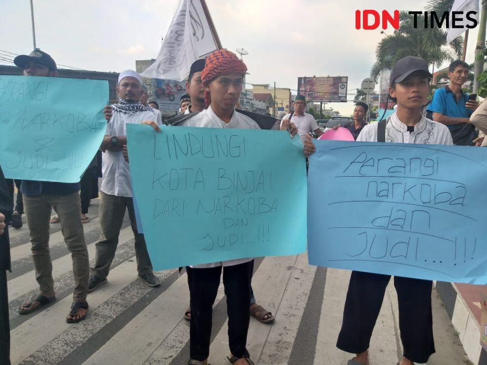 Massa aksi juga mengecam judi dan narkoba yang marak di Binjai (IDN Times/Bambang Suhandoko)