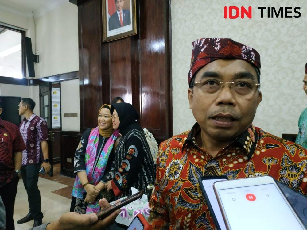 Ketua Fraksi PDIP DPRD DKI Jakarta Gembong Warasono saat mengunjungi Wali Kota Surabaya Tri Rismaharini, Jumat (20/12). IDN Times/Fitria Madia