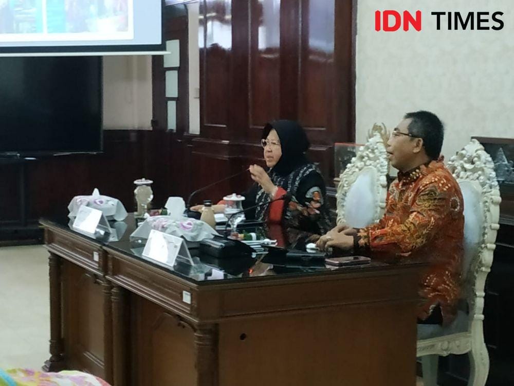 Wali Kota Surabaya Tri Rismaharini (kiri) dan Ketua Fraksi PDIP DPRD DKI Jakarta Gembong Warasono saat berdiskusi soal penanganan banjir, Jumat (20/12). IDN Times/Fitria Madia