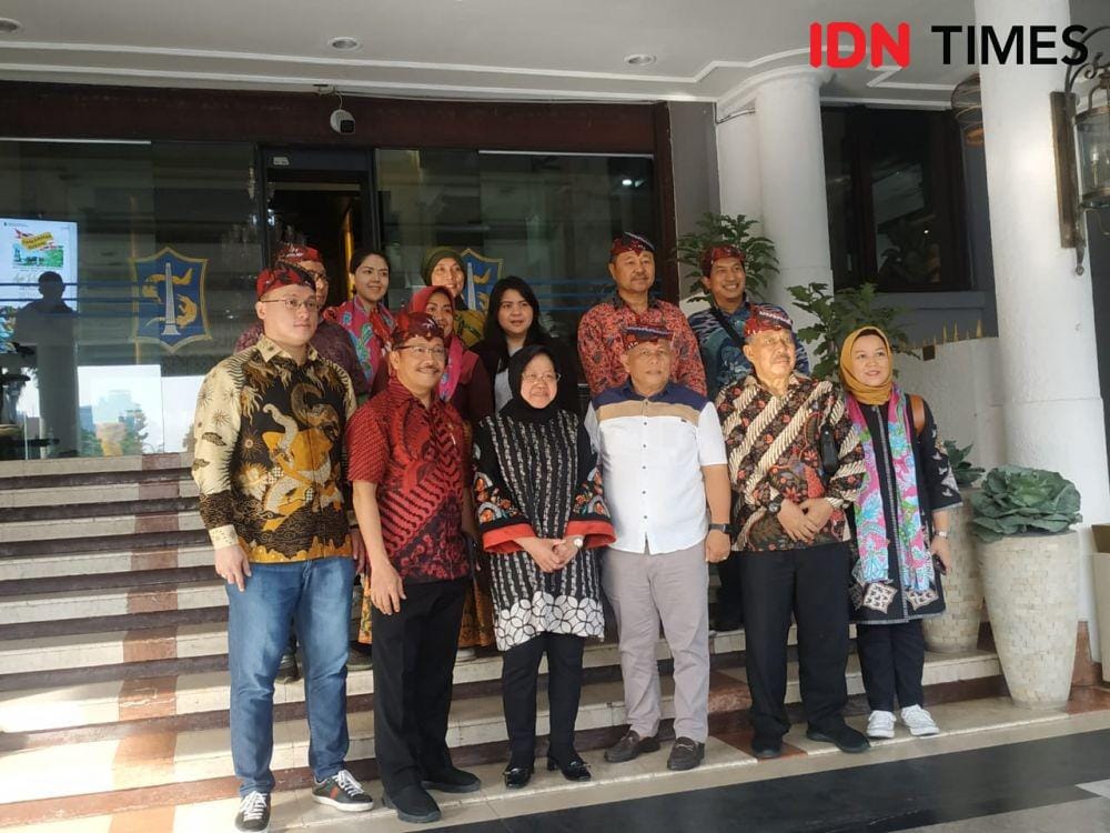 Wali Kota Surabaya Tri Rismaharini bersama rombongan Fraksi PDIP DPRD DKI Jakarta saat kunjungan di ruangannya, Jumat (20/12). IDN Times/Fitria Madia