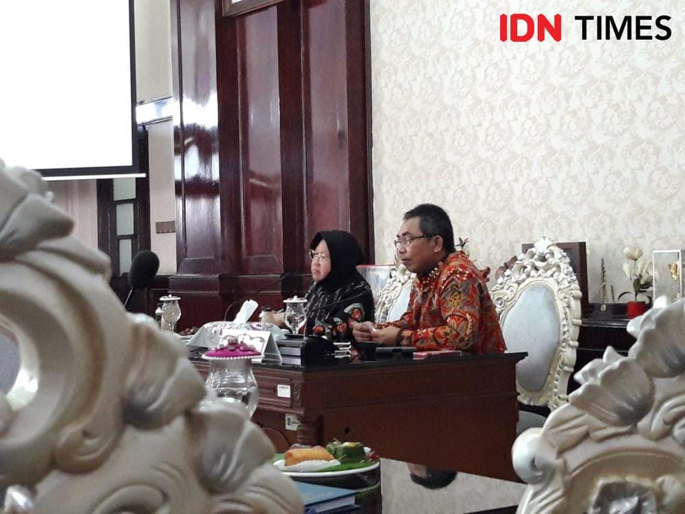 Wali Kota Surabaya Tri Rismaharini (kiri) dan Ketua Fraksi PDIP DPRD DKI Jakarta Gembong Warasono saat berdiskusi soal penanganan banjir, Jumat (20/12). IDN Times/Fitria Madia