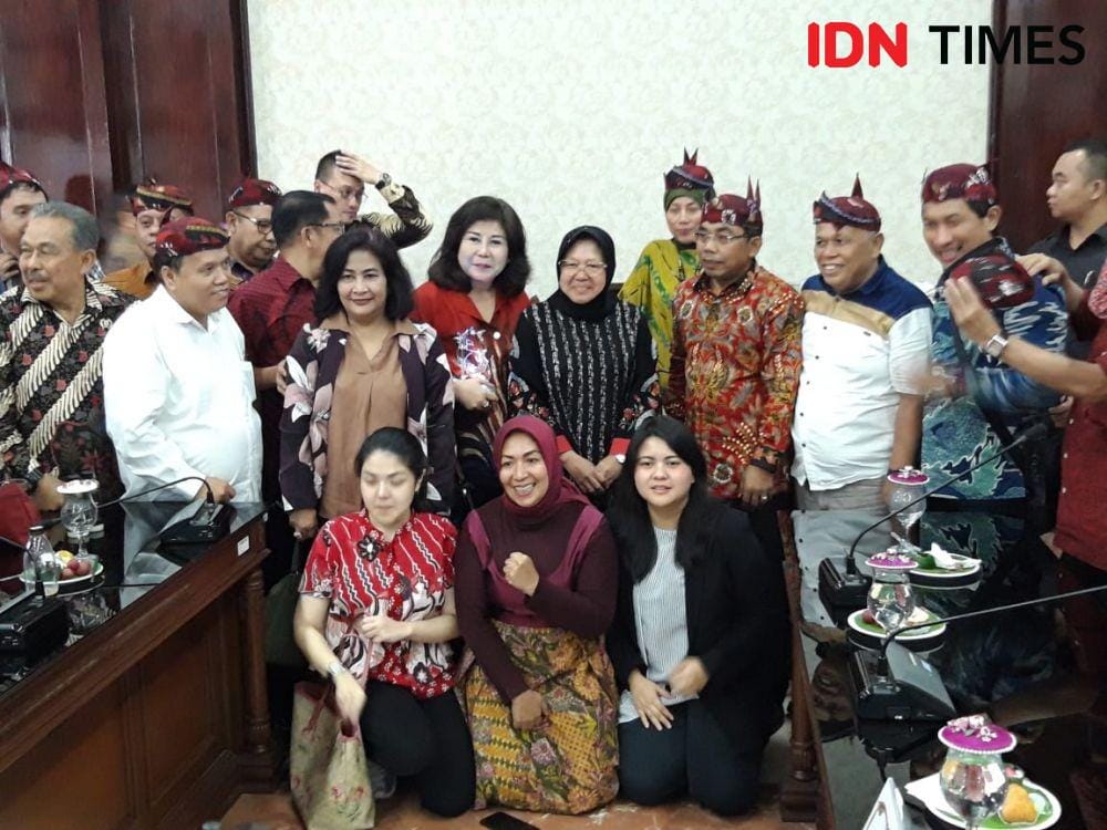 Wali Kota Surabaya Tri Rismaharini (tengah) bersama rombongan Fraksi PDIP DPRD DKI Jakarta saat kunjungan di ruangannya, Jumat (20/12). IDN Times/Fitria Madia