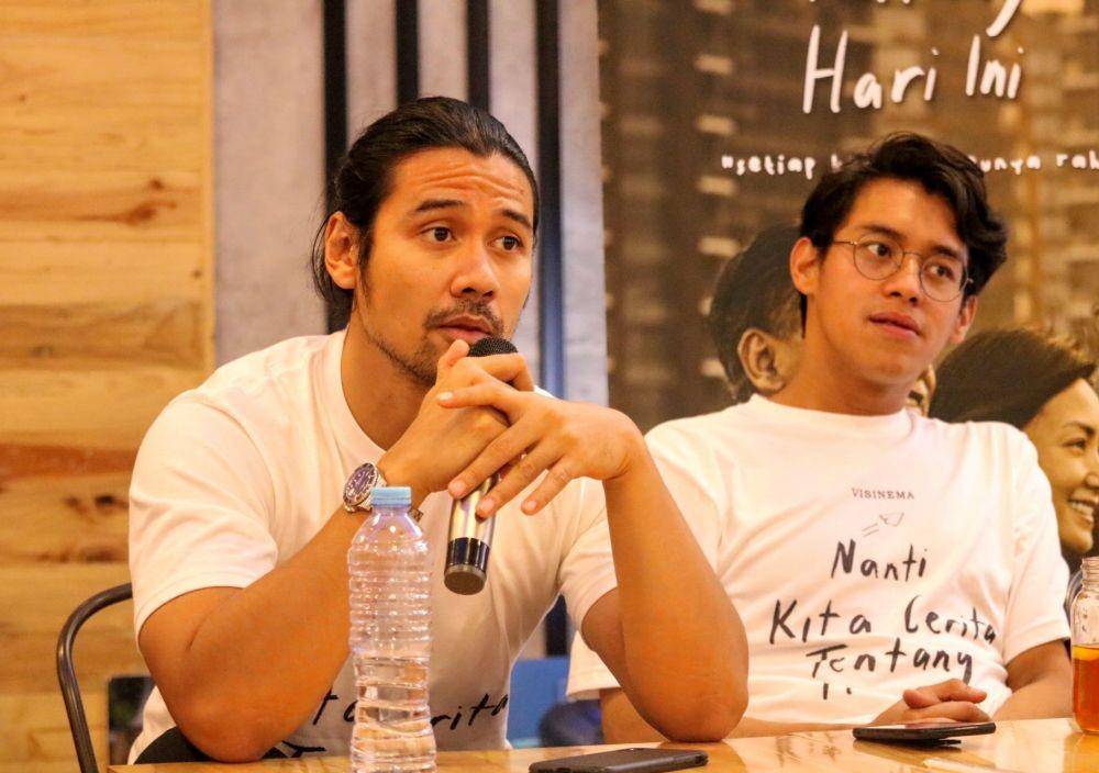Chicco Jerikho (kiri) dan Ardhito Pramono saat promo film NKCTHI di Kota Malang, Sabtu (21/12/2019). IDN Times/ Alfi Ramadana