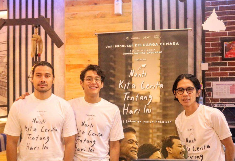 Dari kiri Chico Jericco, Arditho Pramono dan Angga Sasongko saat promo film NKCTHI di Kota Malang, Sabtu (21/12/2019)