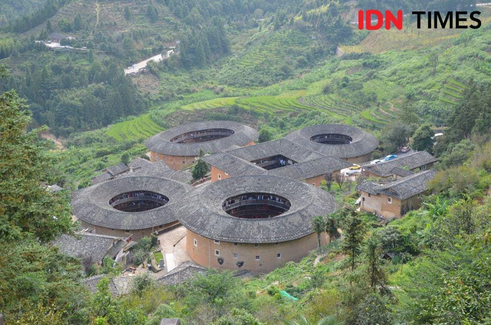 Fujian Tulou, rumah-rumah yang berbentuk bulat dan persegi panjang seperti sajian piring dan mangkuk di meja makan, Provinsi Fujian, Tiongkok (IDN Times/Mela Hapsari)