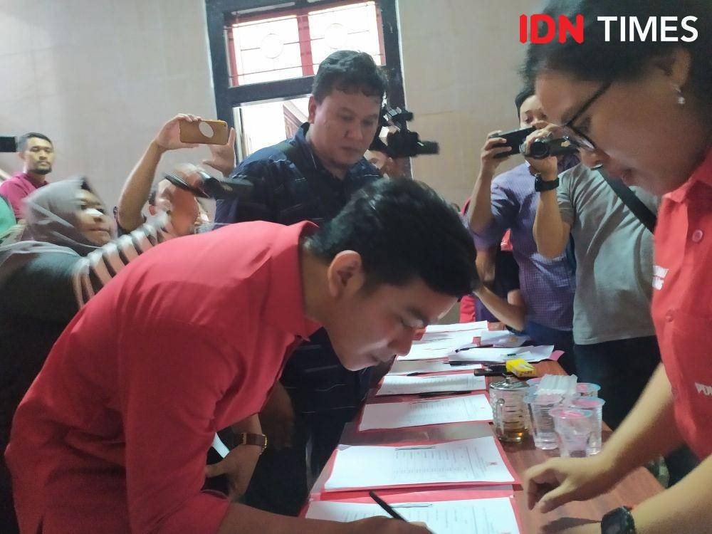 Gibran saat mengambil formulir fit and proper test di PDIP Jateng. IDN Times/Fariz Fardianto