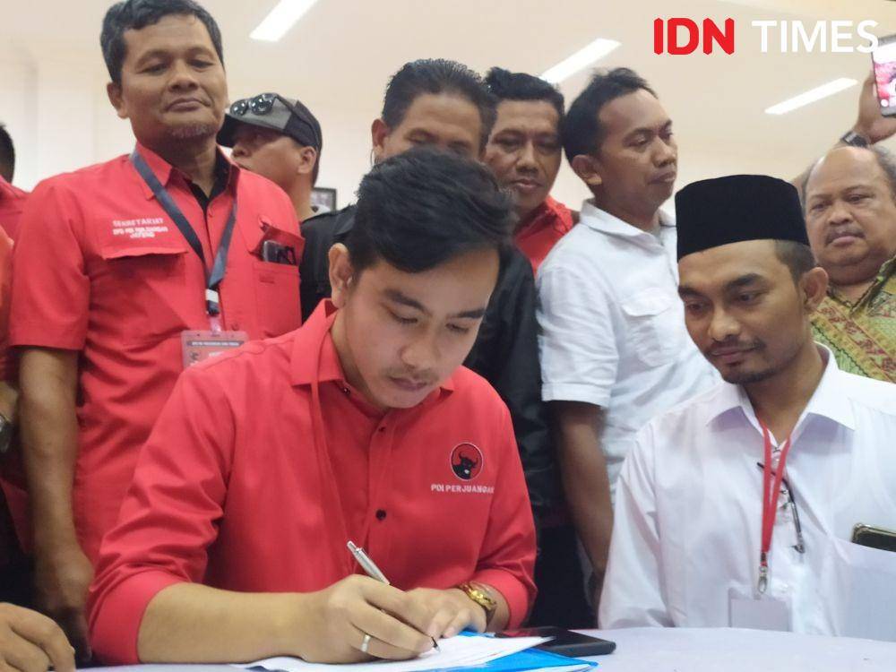 Gibran mengisi berkas formulir. IDN Times/Fariz Fardianto
