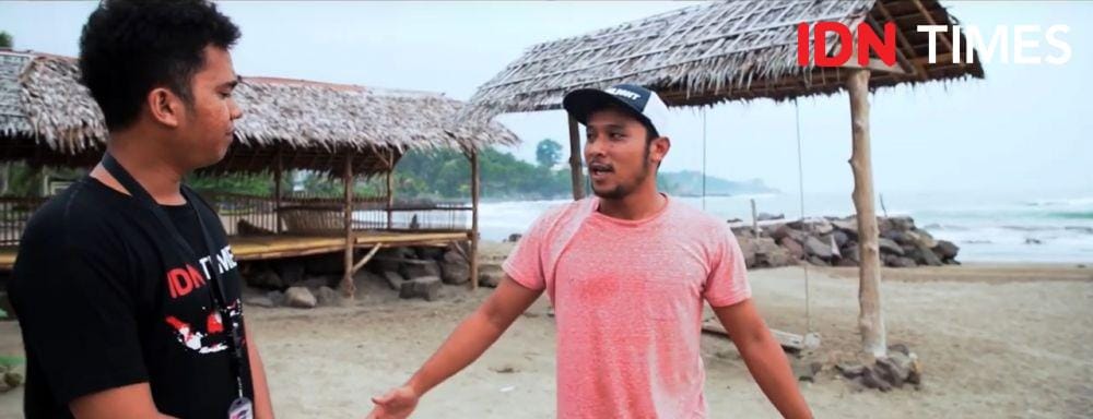 Warga yang bercerita suasana tsunami Banten (IDN Times/Reynaldi Wiranata)