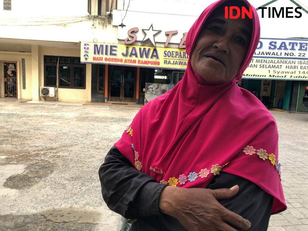 Nani bercerita dalam satu hari dapat mendapatkan Rp200 ribu bila sedang ramai (IDN Times/Rangga Erfizal)