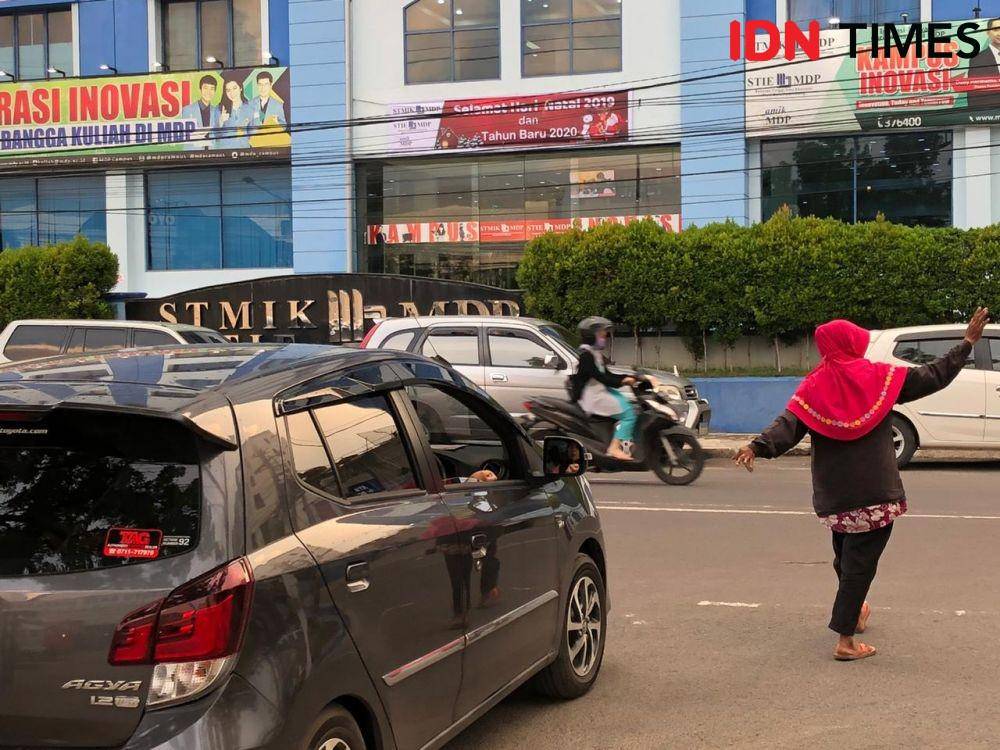 Nani menjadi tukang parkir sejak 10 tahun lalu (IDN Times/Rangga Erfizal)