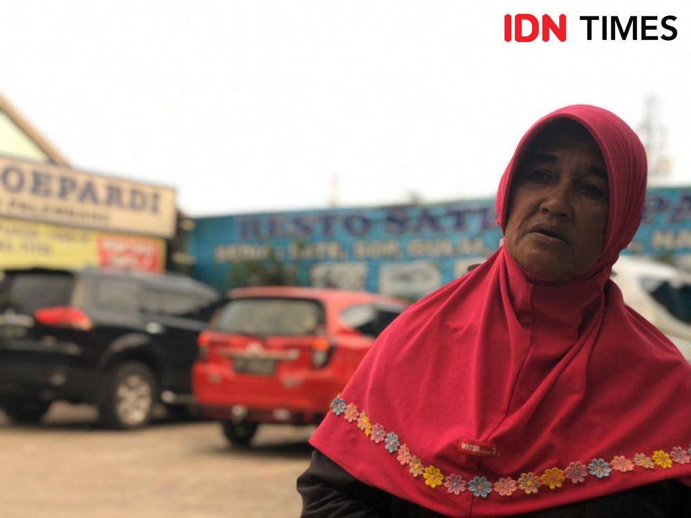 Minarni alias Nani bekerja sehari-hari menjadi tukang parkir (IDN Times/Rangga Erfizal)
