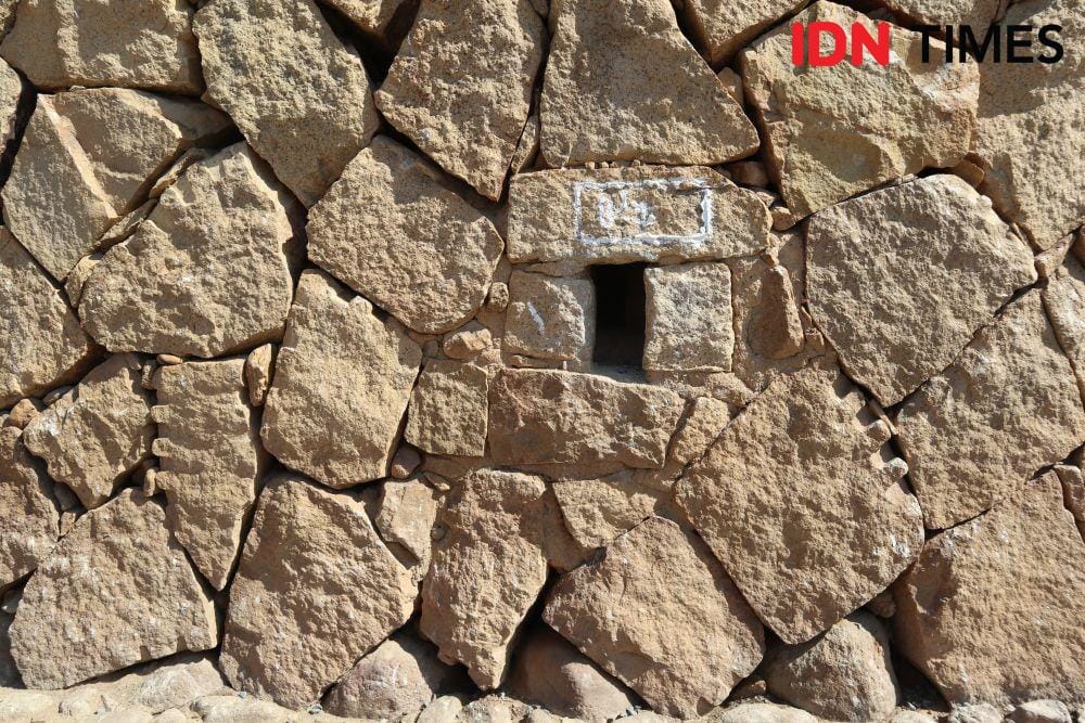 Lubang untuk mengintip dan mengirimkan pesan ke warga Tulou (IDN Times/Mela Hapsari)