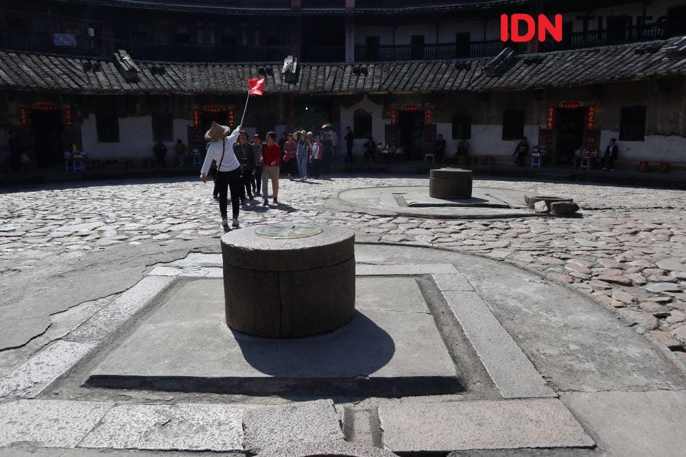 Sumur hitam dan putih di Fujian Tulou, meski berdekatan suhunya selalu berbeda satu derajat (IDN Times/Mela Hapsari)