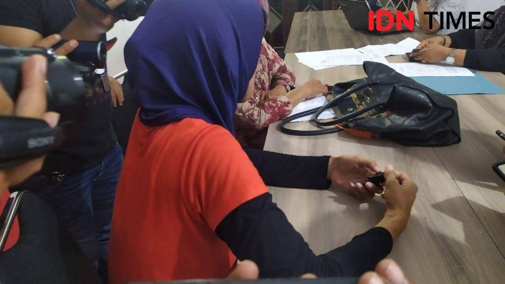 Ibu korban saat melapor ke P2TP2A Makassar. IDN Times/Sahrul Ramadan