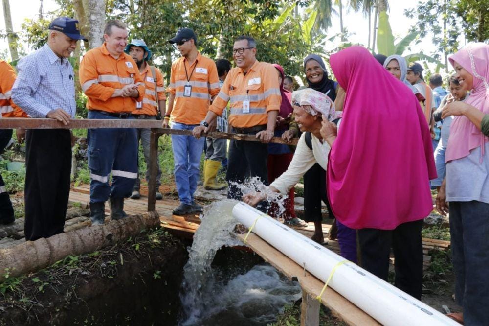 Peresmian pengaliran air perdana saluran irigasi pompa tenaga surya Pulogodang di Desa Telo oleh Tambang Emas Martabe (Dok. IDN Times)