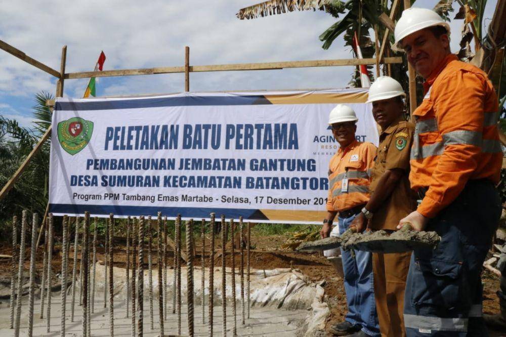 Pembangunan jembatan gantung di Desa Sumuran oleh Tambang Emas Martabe (Dok. IDN Times)