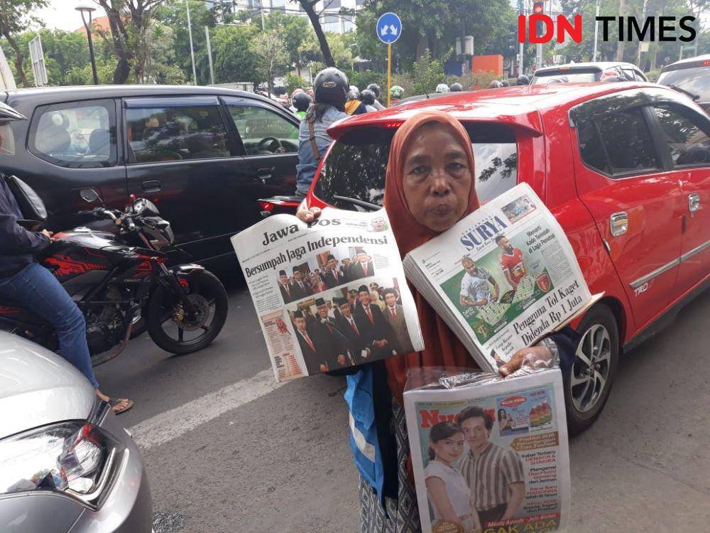 Sri saat berjualan koran di perempatan Jalan Tambang Boyo, Surabaya, samping Fakultas Kedokteran Gigi Universitas Airlangga, pada 21 Desember 2019. IDN Times/Edwin Fajerial