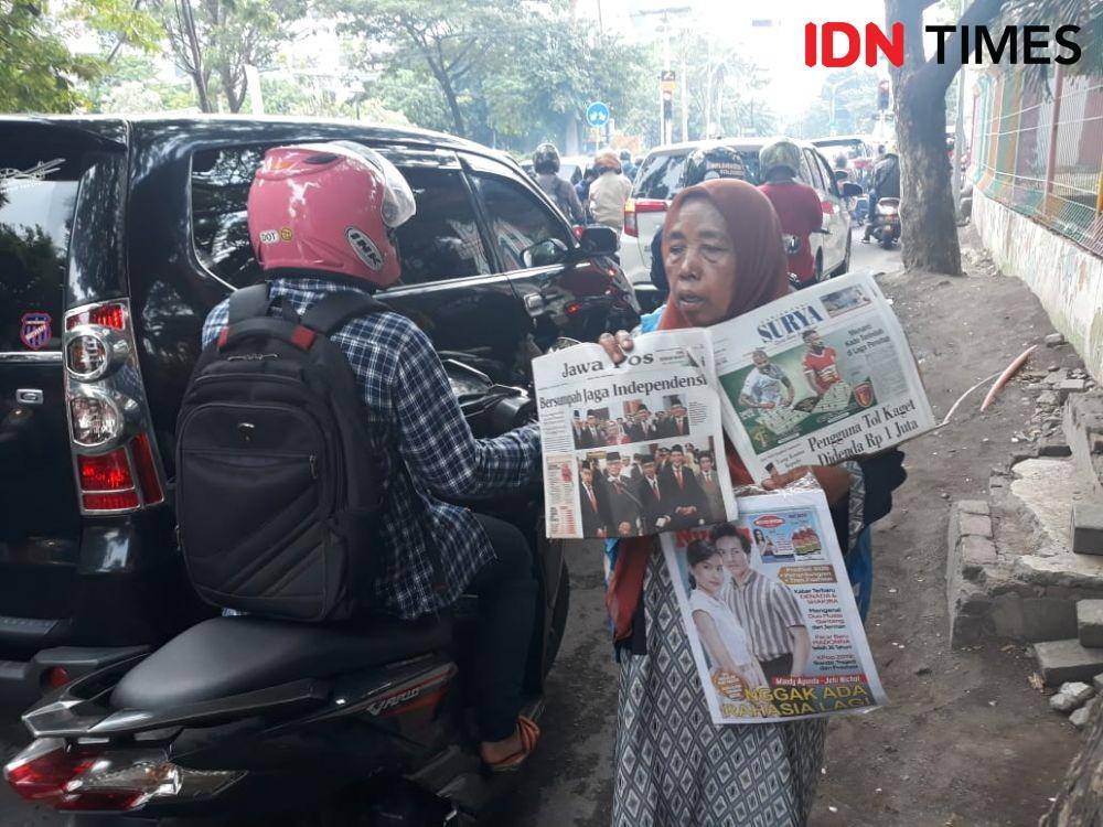 Sri saat berjualan koran di perempatan Jalan Tambang Boyo, Surabaya, samping Fakultas Kedokteran Gigi Universitas Airlangga, pada 21 Desember 2019. IDN Times/Edwin Fajerial