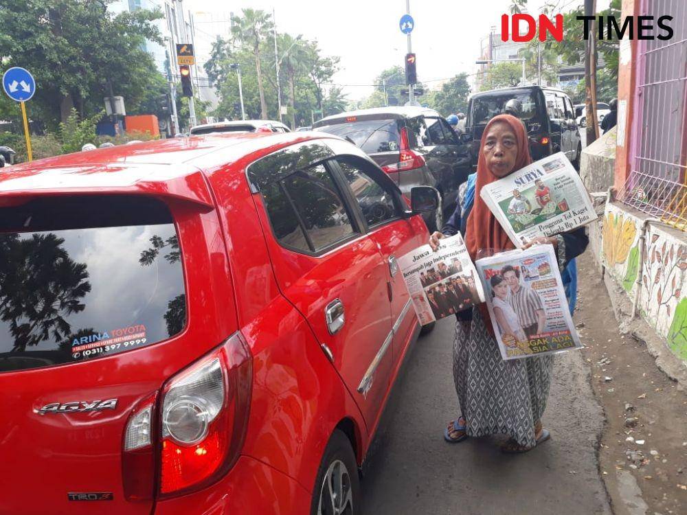 Sri saat berjualan koran di perempatan Jalan Tambang Boyo, Surabaya, samping Fakultas Kedokteran Gigi Universitas Airlangga, pada 21 Desember 2019. IDN Times/Edwin Fajerial