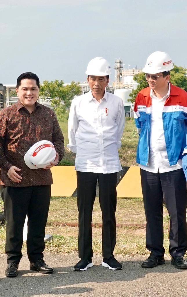 (Jokowi mengunjungi pabrik petrokimia di Tuban didampingi Menteri BUMN Erick Thohir dan Komut Pertamina Basuki Tjahaja Purnama)