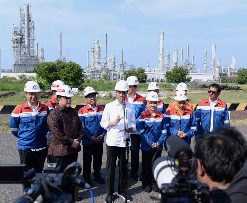 Jokowi saat mengunjungi Kilang Petrokimia di Tuban, Jawa Timur. (Istimewa)