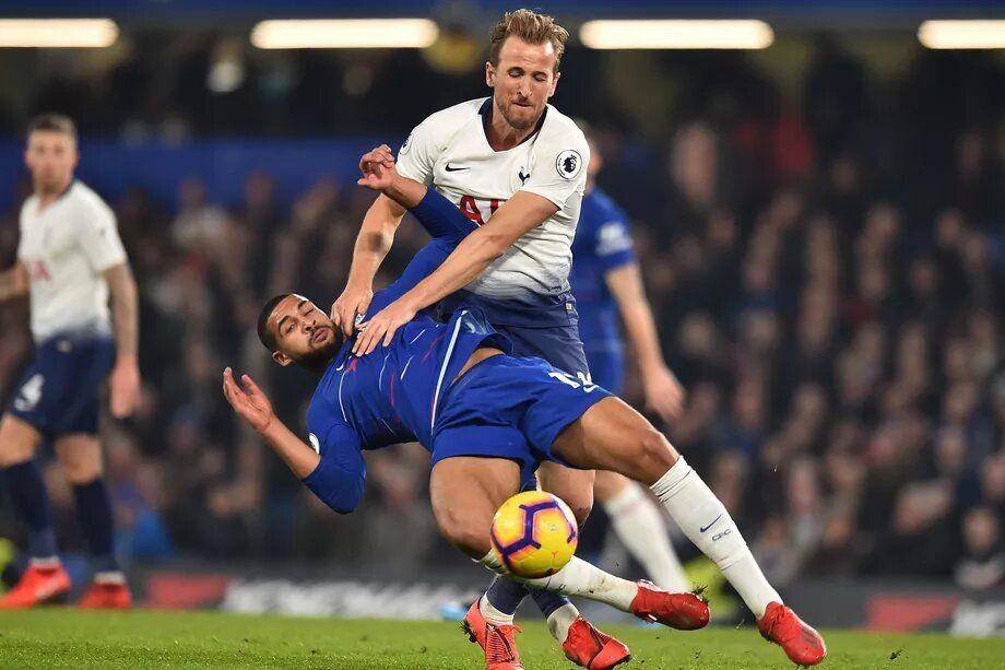 Penyerang Tottenham Harry Kane saat berusaha merebut bola dari pemain Chelsea. cartilagefreecaptain.sbnation.com/