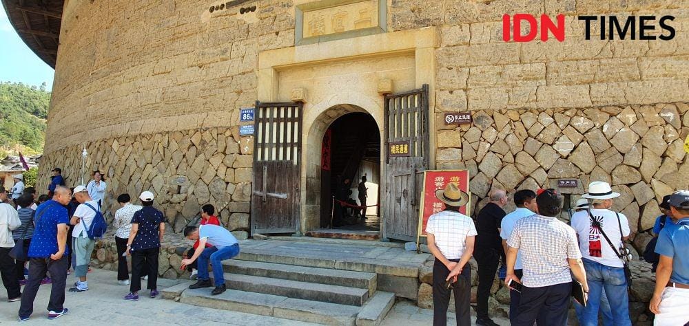 Pintu gerbang hanya satu buah dan sangat kokoh di Er Yi Lou, Fujian Tulou (IDN Times/Mela Hapsari)