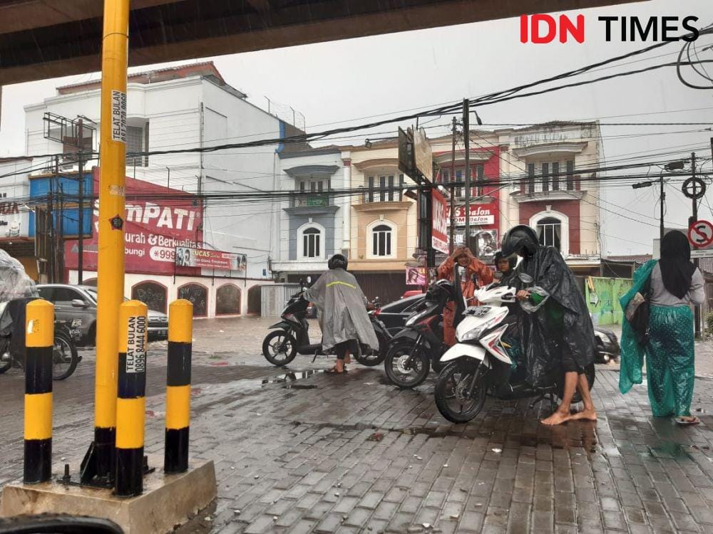 Pengendara motor mencari tempat kering usai Banjir menggenangi pertigaan Flyover Janti dan Jalan Solo IDN Times/Yogie Fadila