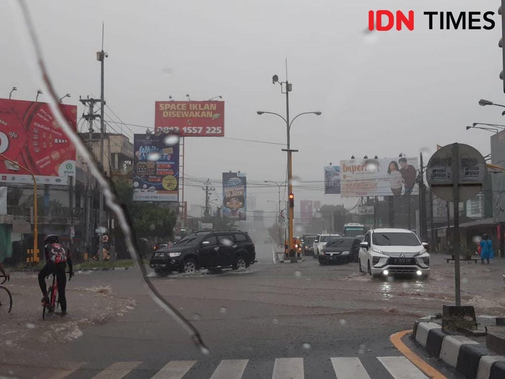 Banjir menggenangi pertigaan Flyover Janti dan Jalan Solo, Jawa Tengah. (IDN Times/Yogie Fadila)