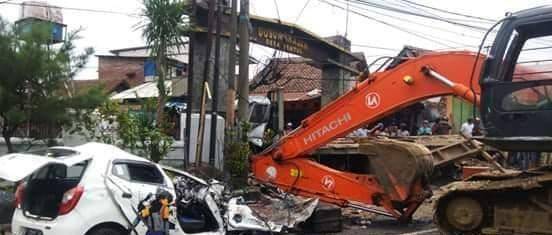 Kondisi backhoe yang terjatuh dan menimpa kendaraan di Pasuruan, Minggu (22/12). IDN Times/Dok. Istimewa