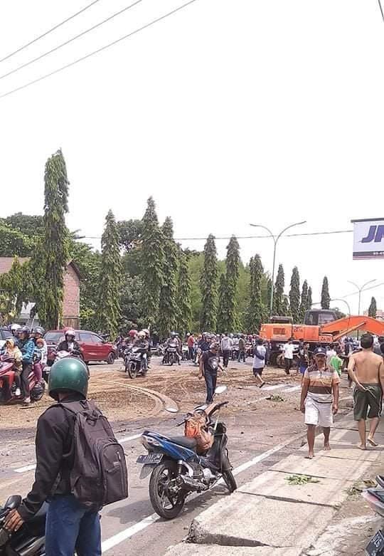 Kondisi backhoe yang terjatuh dan menimpa kendaraan di Pasuruan, Minggu (22/12). IDN Times/Dok. Istimewa