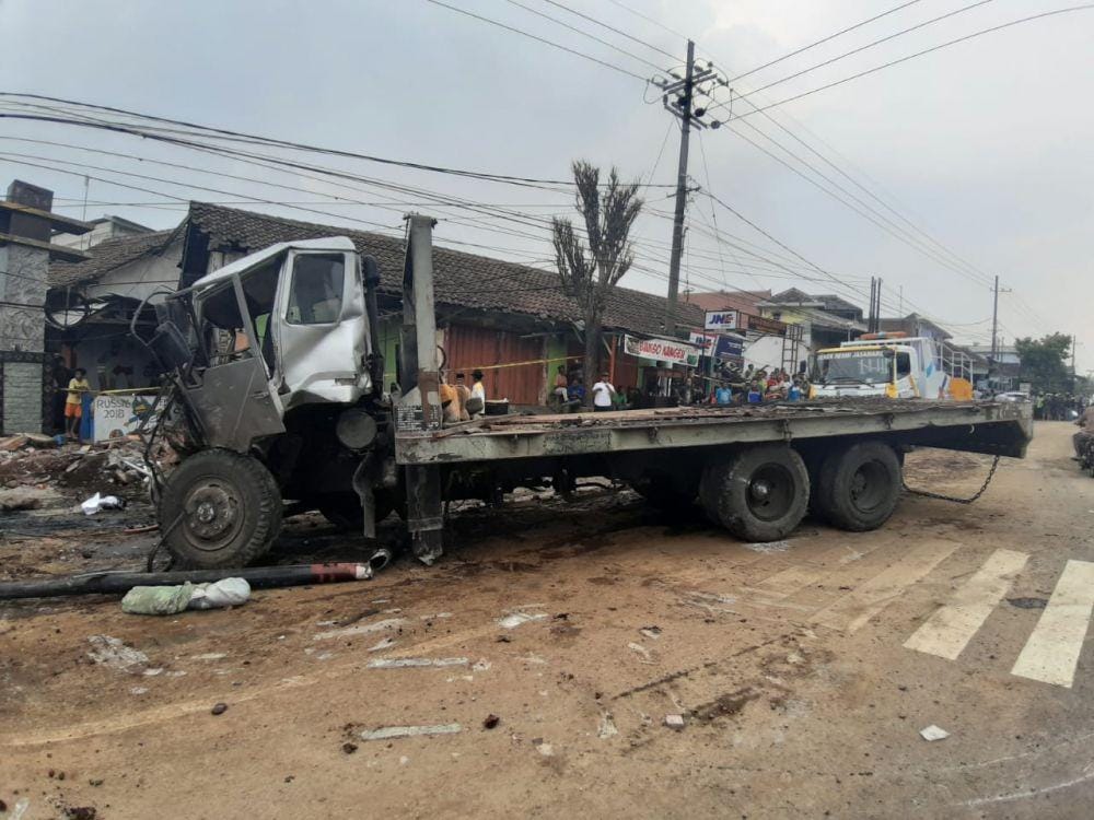 Kondisi truk trailer yang mengalami rem blong di Pasuruan, Minggu (22/12). IDN Times/Dok. Istimewa