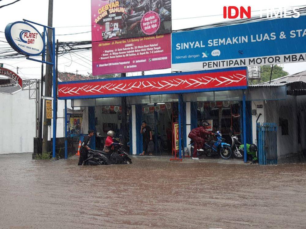 Banjir menggenangi pertigaan Flyover Janti, tampak pengendara motor kesulitan menyalakan mesin kendaraannya IDN Times/Yogie Fadila