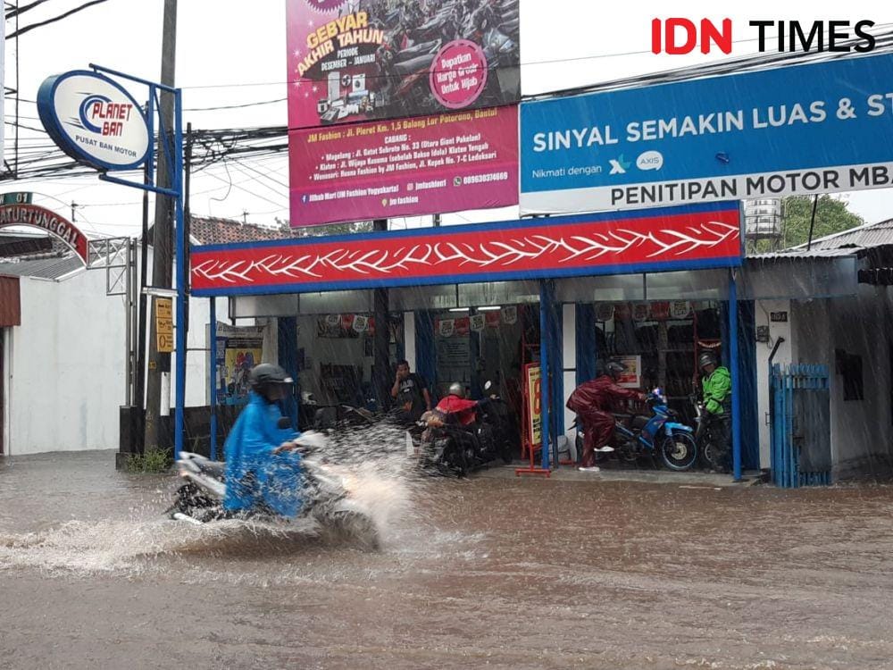Banjir menggenangi jalanan. IDN Times/Yogie Fadila
