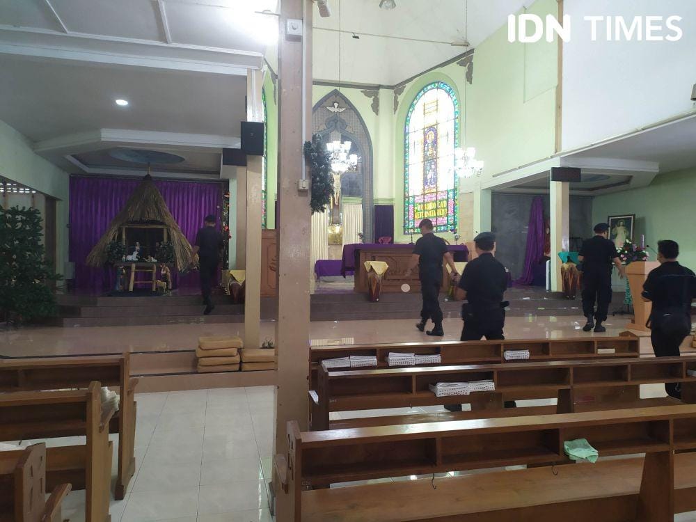 Tim Jibom saat lakukan sterilisasi gereja pada Senin (23/12). IDN Times/Siti Umaiyah