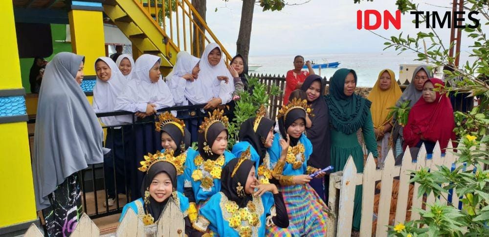 Warga Pulau Barrang Caddi saat peresmian spot pengolahan Air Siap Minum di Pulau Barrang Caddi Makassar, Senin (23/12). IDN Times/Uni Lubis