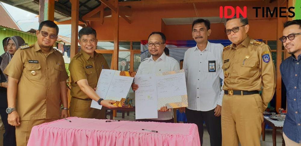 Peresmian spot pengolahan Air Siap Minum (Arsinum) di Pulau Barrang Caddi Makassar, Senin (23/12). IDN Times/Uni Lubis