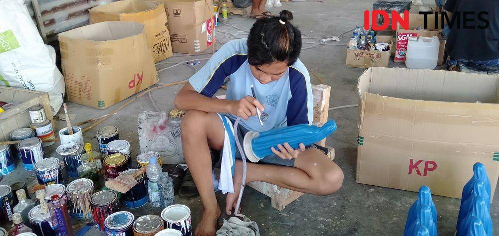 Proses pengecatan patung rohani dari fiber. IDN Times/Daruwaskita