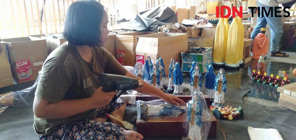 Seorang pekerja sedang membungkus patung dengan plastik sebelum di packing dan dikirim ke pemesan. IDN Times/Daruwaskita