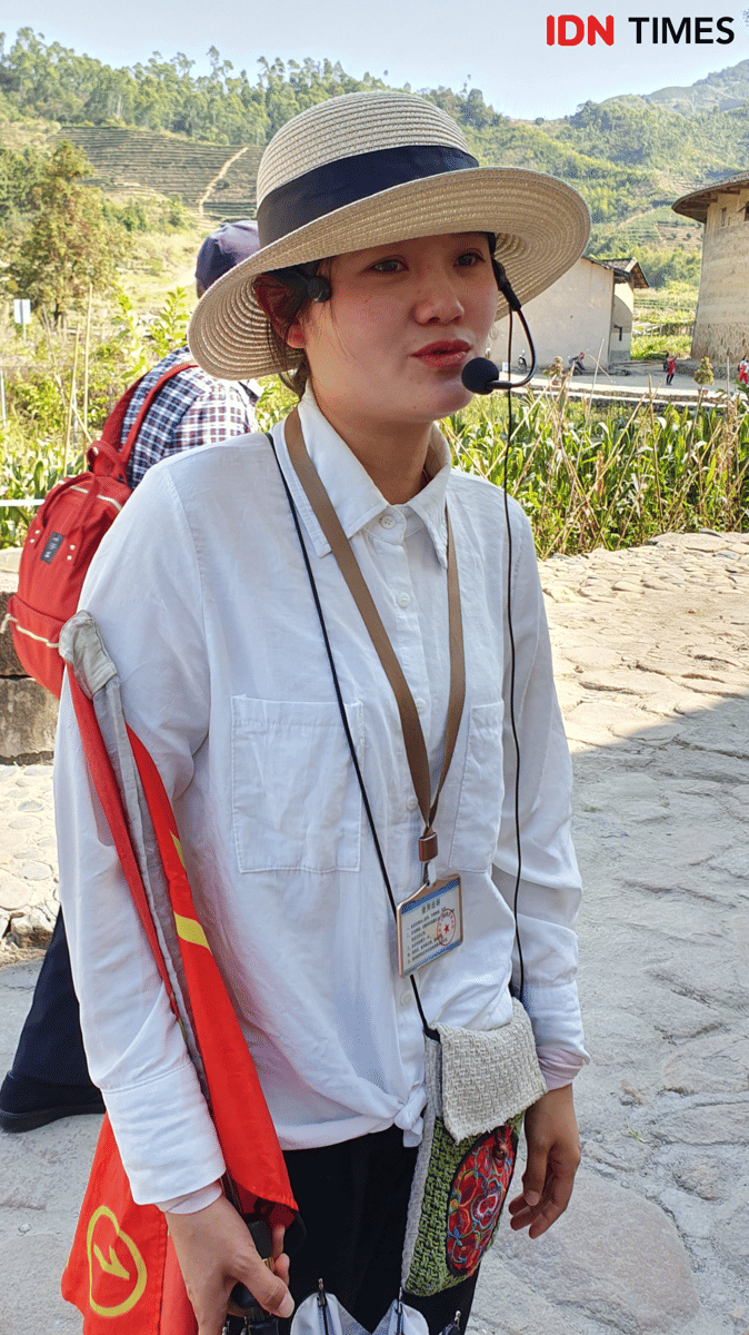 Jiang Xiao Min, pemandu wisata yang merupakan keturunan ke-24 dari pendiri salah satu Fujian Tulou (IDN Times/Mela Hapsari)