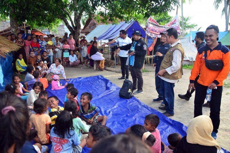 Petugas BPBD Maluku, BMKG, dan LIPI Ambon memberikan sosialisasi kegempaan kepada warga Desa Kabau, Pulau Haruku, kabupaten Maluku Tengah, Sabtu (21/12). (ANTARA/Jimmy Ayal)