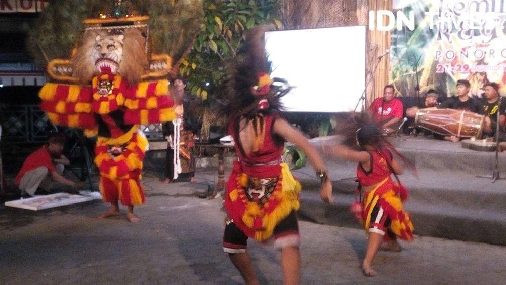 Atraksi Singa Barong dan Bujang Ganong dalam Reog Ponorogo di Bentara Budaya Yogyakarta, 21 Desember 2019. IDN Times/Pito Agustin Rudiana