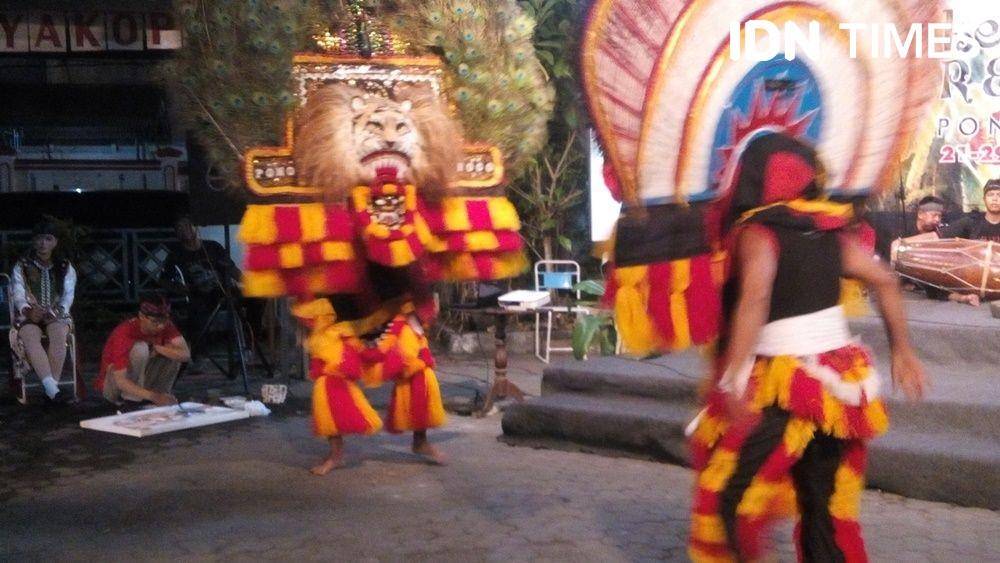Penampilan dua Singa Barong dalam kesenian tradisi Reog Ponorogo di Bentara Budaya Yogyakarta, 21 Desember 2019 malam. IDN Times/Pito Agustin Rudiana