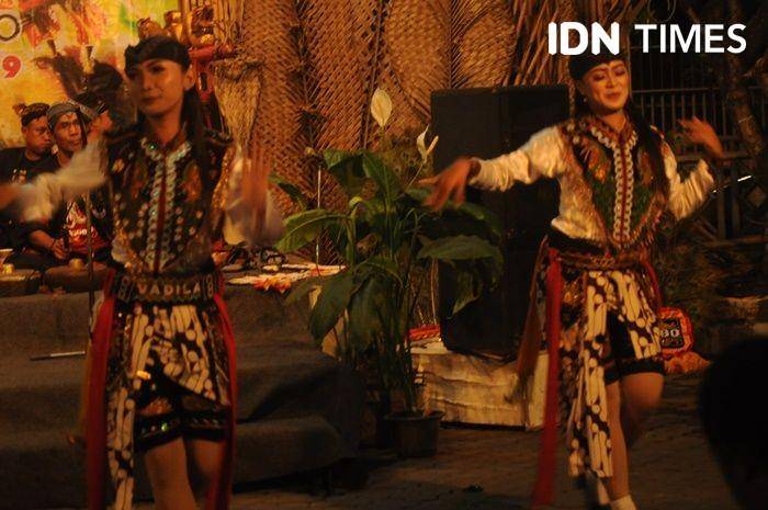 Dua penari Jatilan dalam kesenian Reog Ponorogo di Bentara Budaya Yogyakarta, 21 Desember 2019. IDN Times/Pito Agustin Rudiana