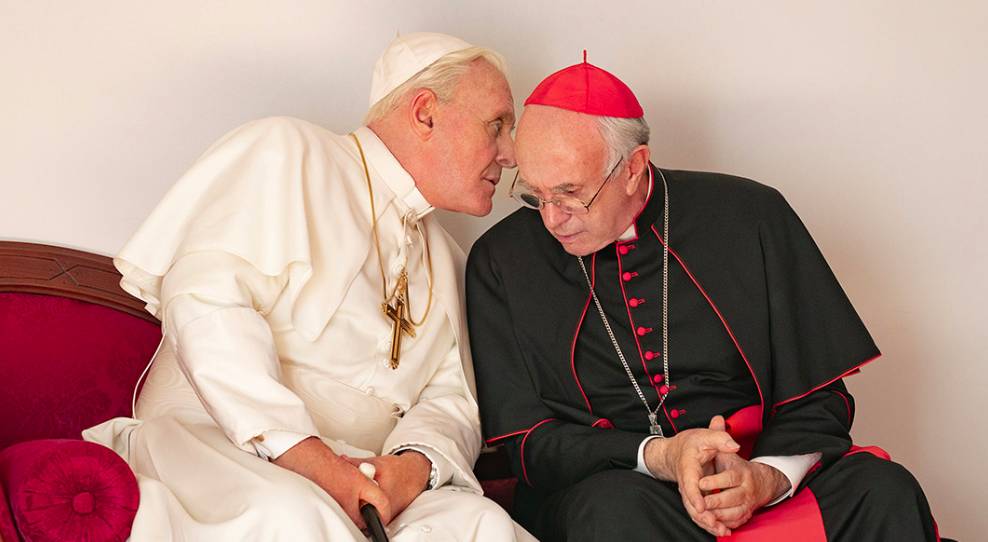 Anthony Hopkins sebagai Paus Benediktus XVI dan Jonathan Pryce yang memerankan Paus Fransiskus dalam film The Two Popes. Netflix