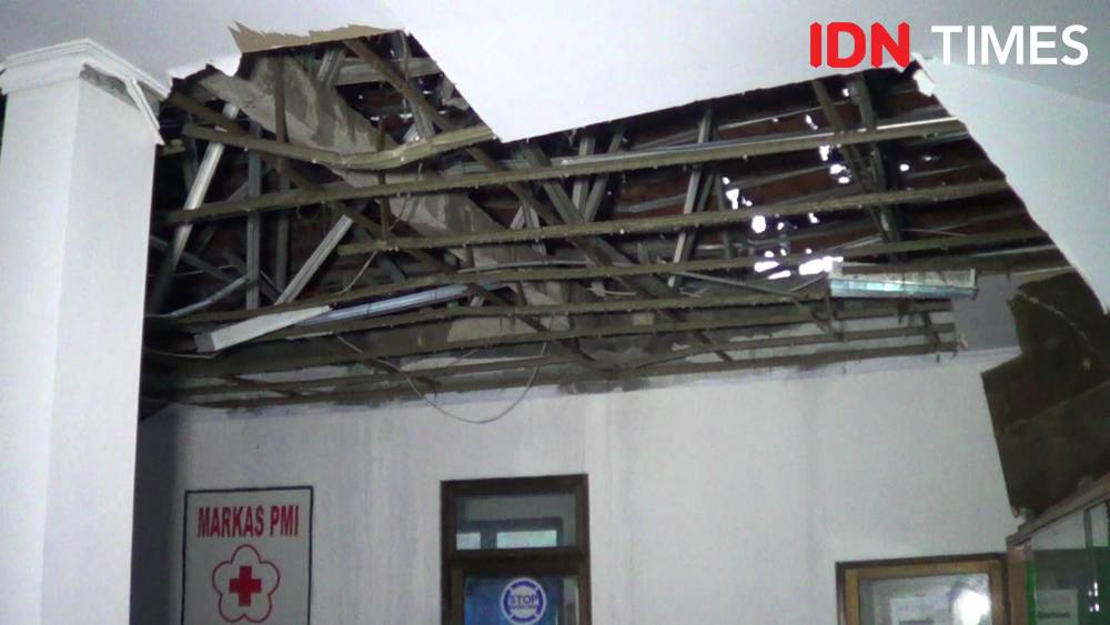 Atap markas PMI Kota Tegal rusak akibat hujan deras dan angin kencang di Kota Tegal akibat hujan deras dan angin kencang, Minggu (22/12). IDN Times/Haikal Adithya