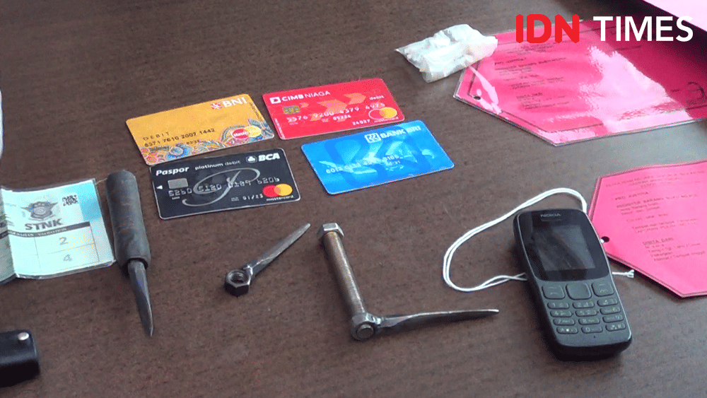 Perampok spesialis pecah kaca yang beraksi di Tegal berhasil dibekuk polisi. Petugas terpaksa mengeluarkan tembakan karena pelaku mencoba melawan. IDN Times/Haikal Adithya