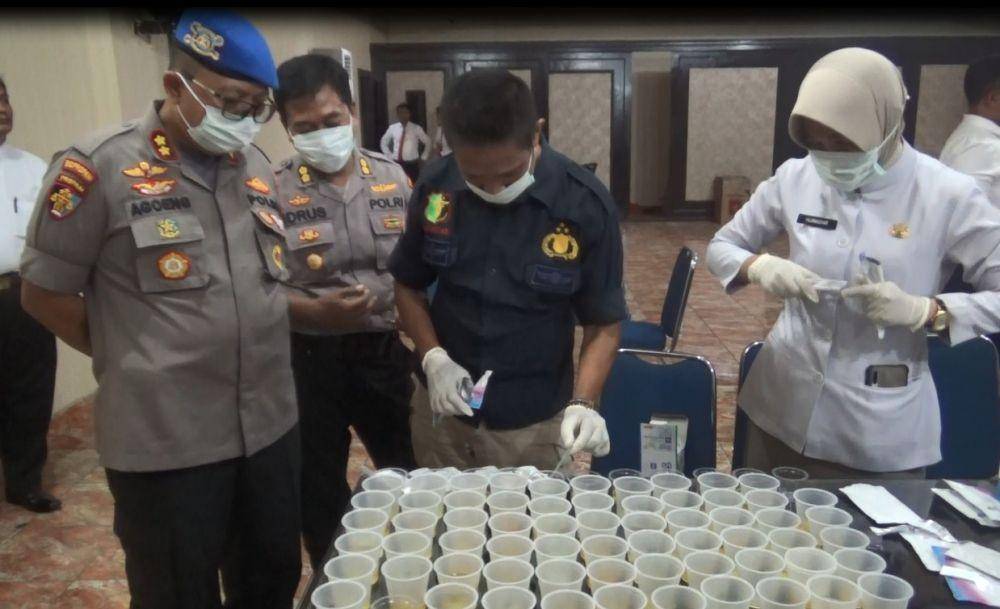 Tes urine personel jajaran Polrestabes Makassar, Senin (23/12) / Istimewa